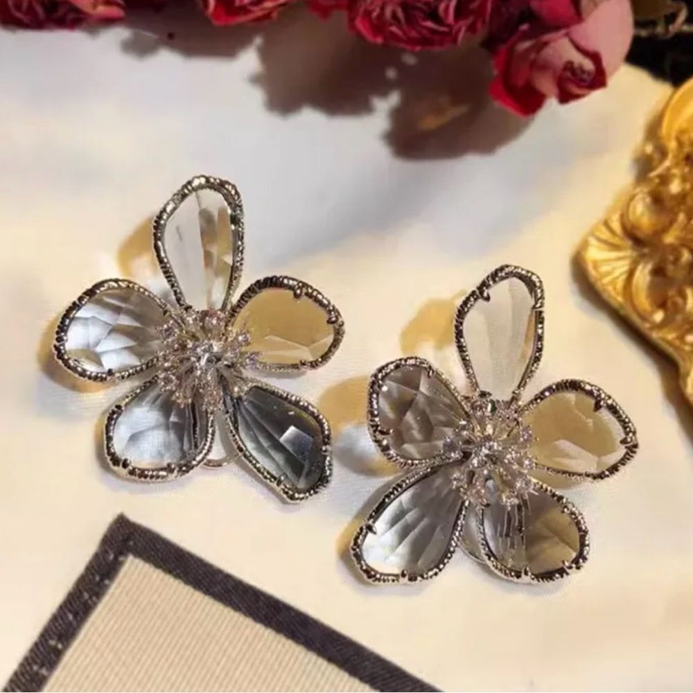 🩶 NEW Elegant Silver Trimmed and Silver Crystal Flower Earrings 🩶